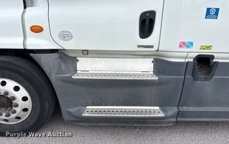 image for item YA1442 2017 Freightliner Cascadia semi truck