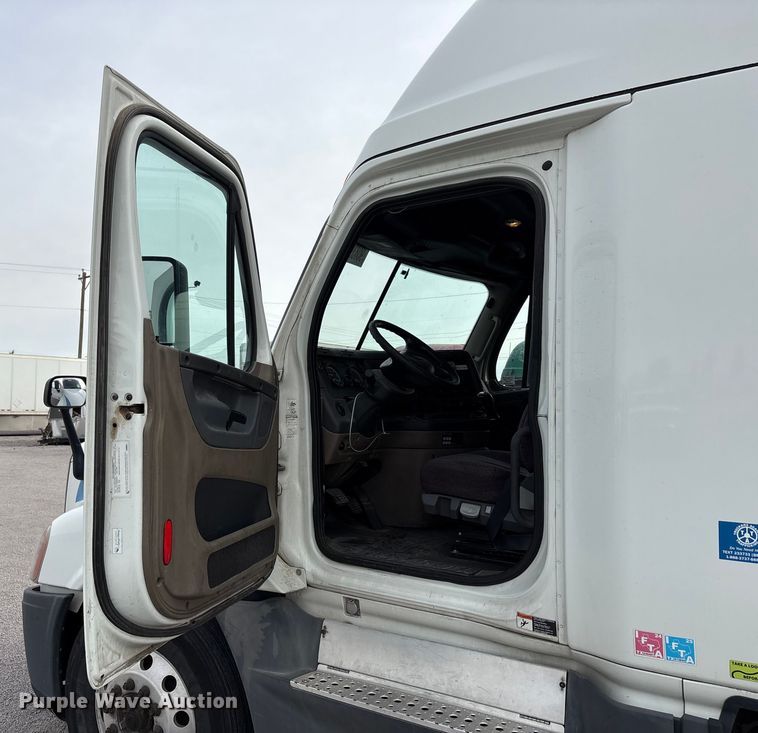 image for item YA1442 2017 Freightliner Cascadia semi truck