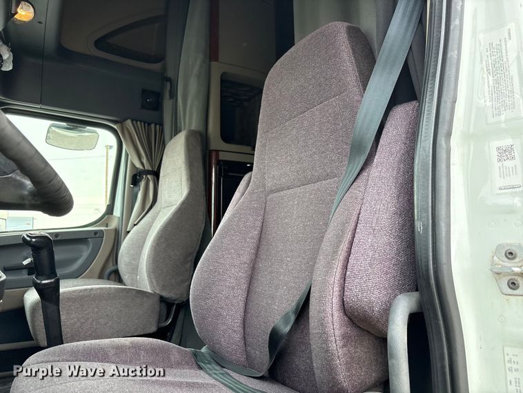 image for item YA1442 2017 Freightliner Cascadia semi truck