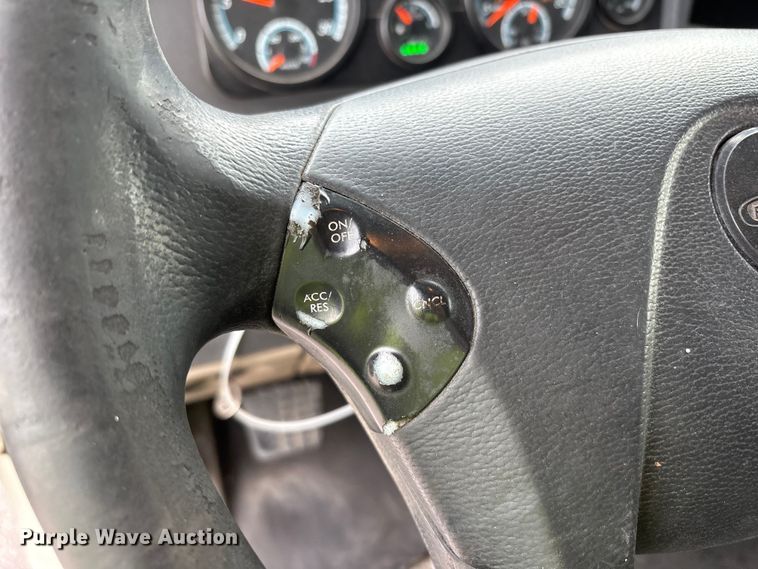 image for item YA1442 2017 Freightliner Cascadia semi truck