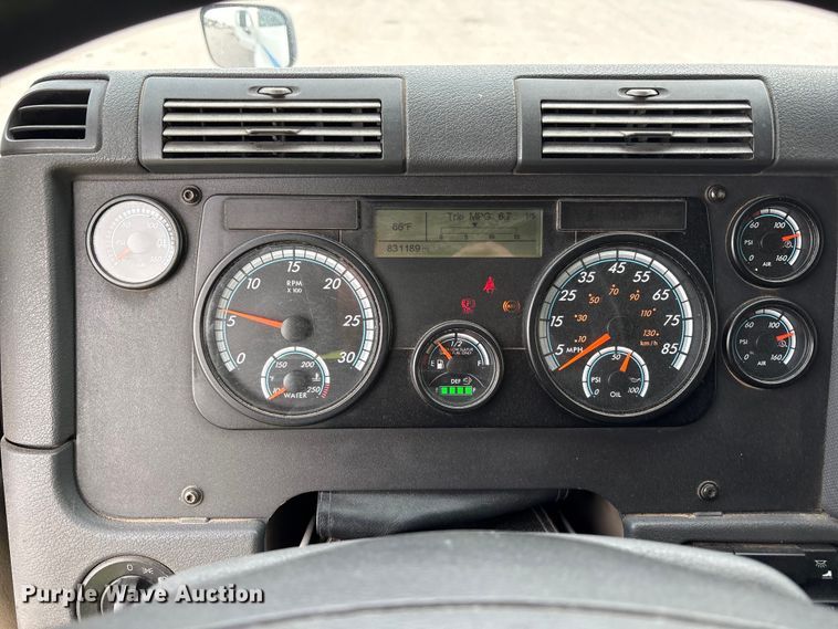 image for item YA1442 2017 Freightliner Cascadia semi truck