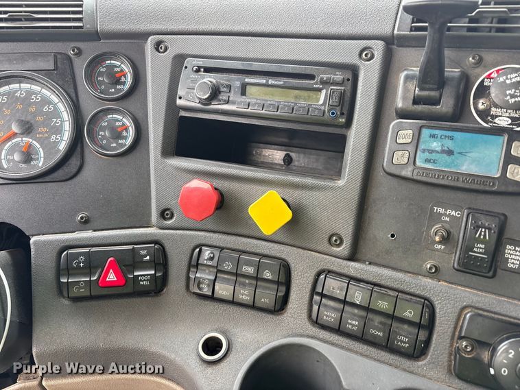 image for item YA1442 2017 Freightliner Cascadia semi truck