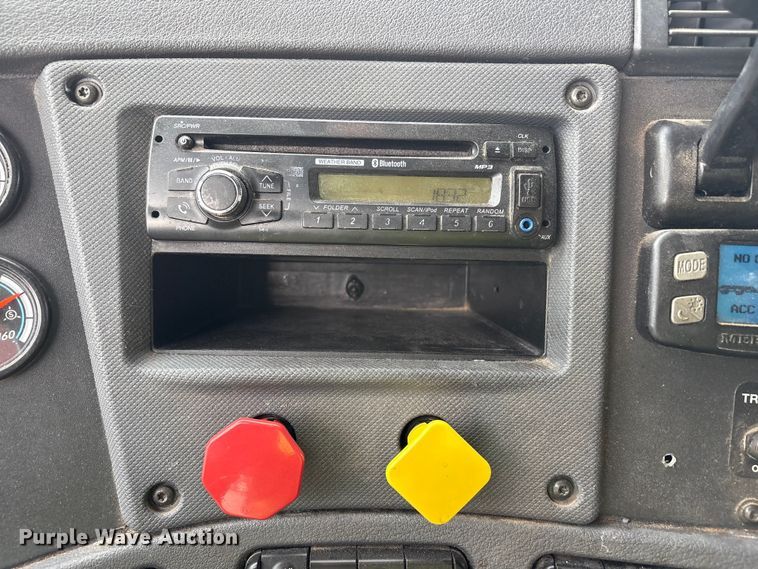 image for item YA1442 2017 Freightliner Cascadia semi truck