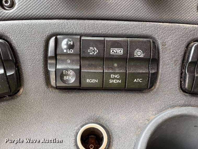 image for item YA1442 2017 Freightliner Cascadia semi truck