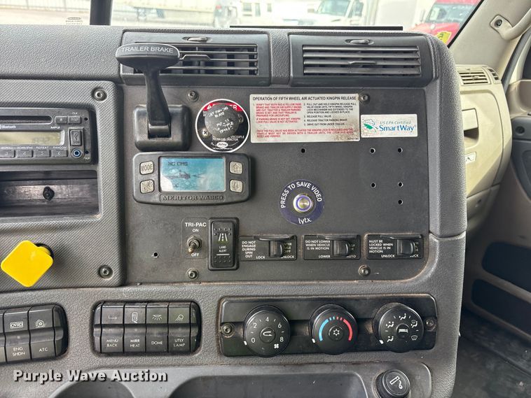 image for item YA1442 2017 Freightliner Cascadia semi truck