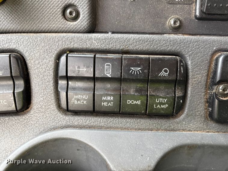 image for item YA1442 2017 Freightliner Cascadia semi truck