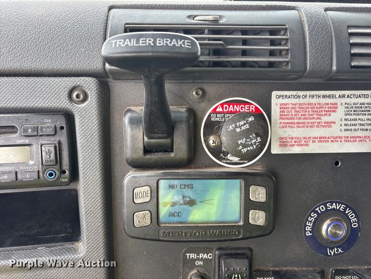 image for item YA1442 2017 Freightliner Cascadia semi truck