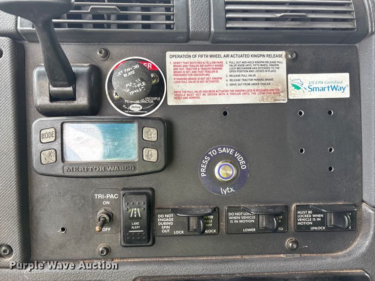 image for item YA1442 2017 Freightliner Cascadia semi truck