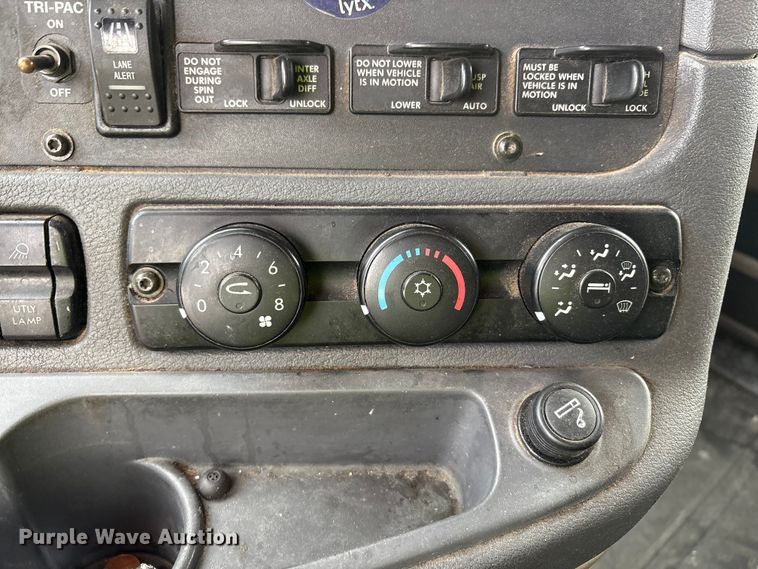 image for item YA1442 2017 Freightliner Cascadia semi truck