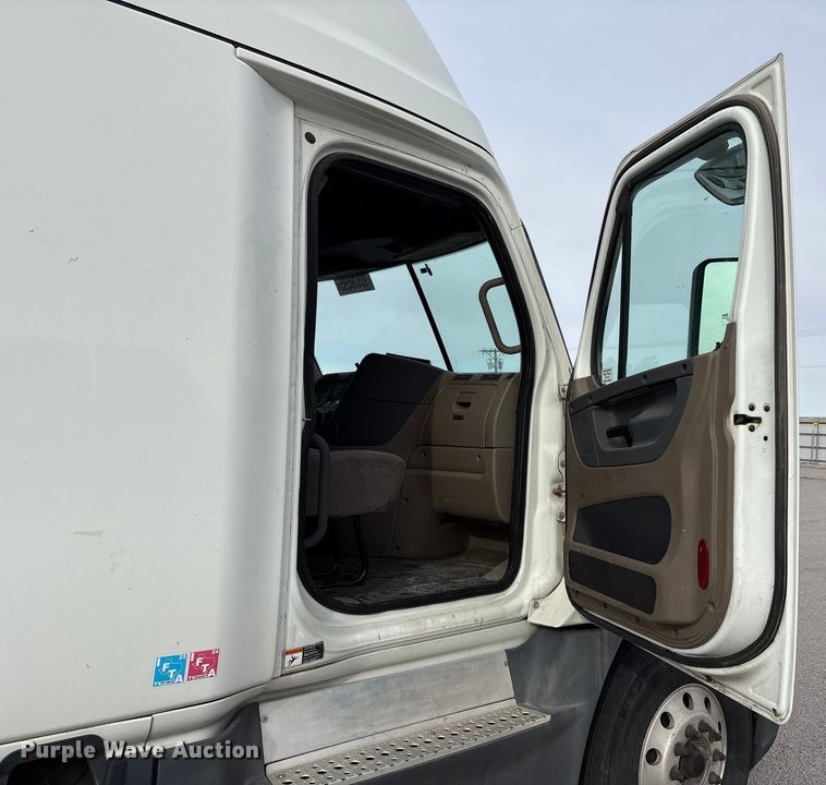 image for item YA1442 2017 Freightliner Cascadia semi truck