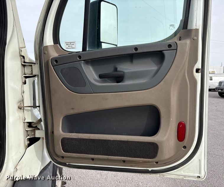 image for item YA1442 2017 Freightliner Cascadia semi truck