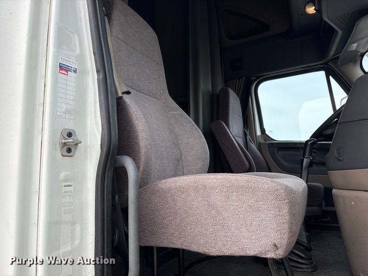 image for item YA1442 2017 Freightliner Cascadia semi truck