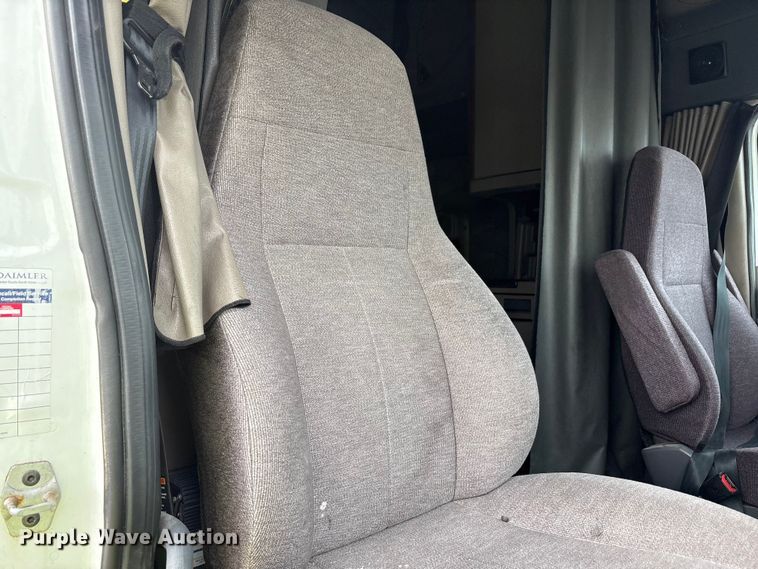 image for item YA1442 2017 Freightliner Cascadia semi truck