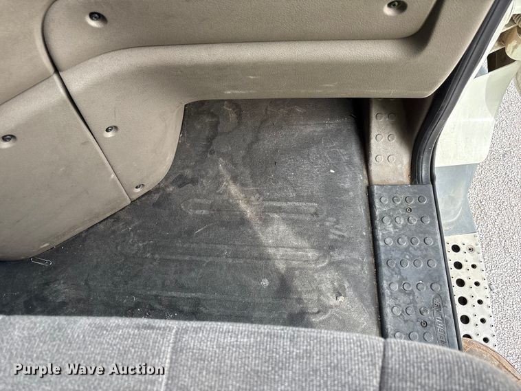 image for item YA1442 2017 Freightliner Cascadia semi truck