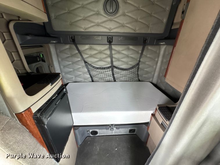 image for item YA1442 2017 Freightliner Cascadia semi truck