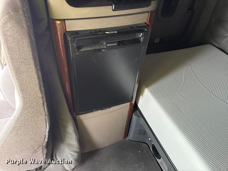 image for item YA1442 2017 Freightliner Cascadia semi truck