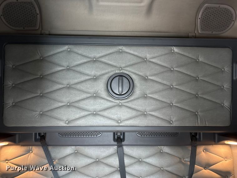 image for item YA1442 2017 Freightliner Cascadia semi truck