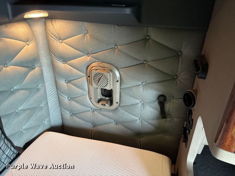 image for item YA1442 2017 Freightliner Cascadia semi truck