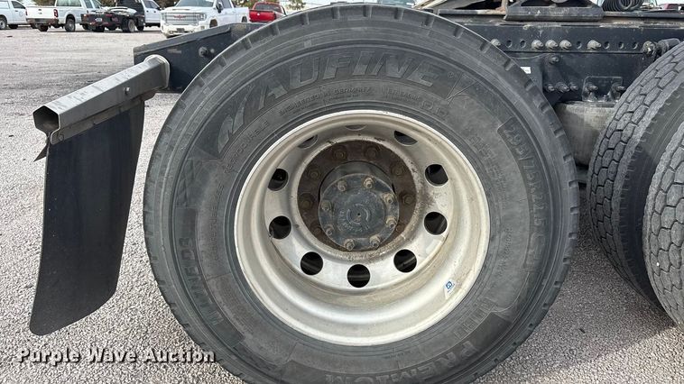 image for item YA1442 2017 Freightliner Cascadia semi truck