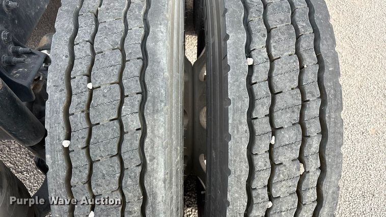 image for item YA1442 2017 Freightliner Cascadia semi truck