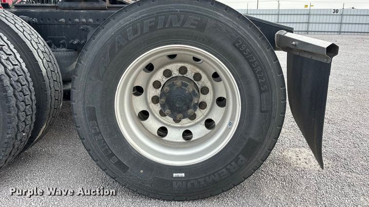 image for item YA1442 2017 Freightliner Cascadia semi truck