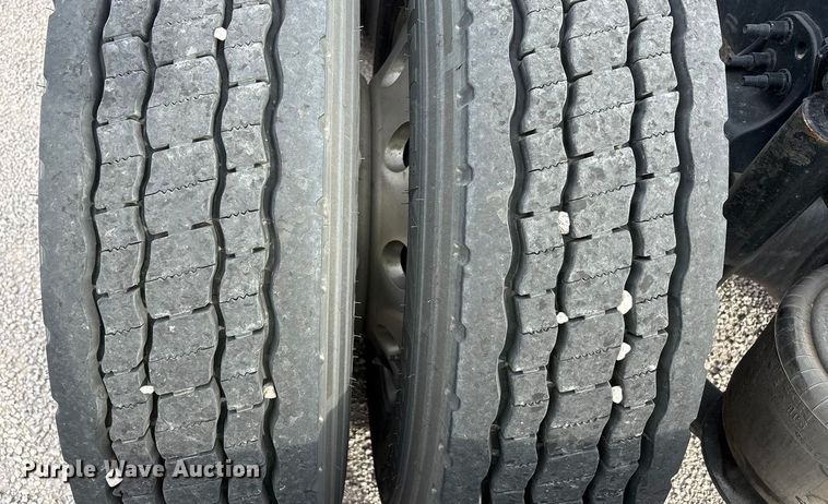 image for item YA1442 2017 Freightliner Cascadia semi truck