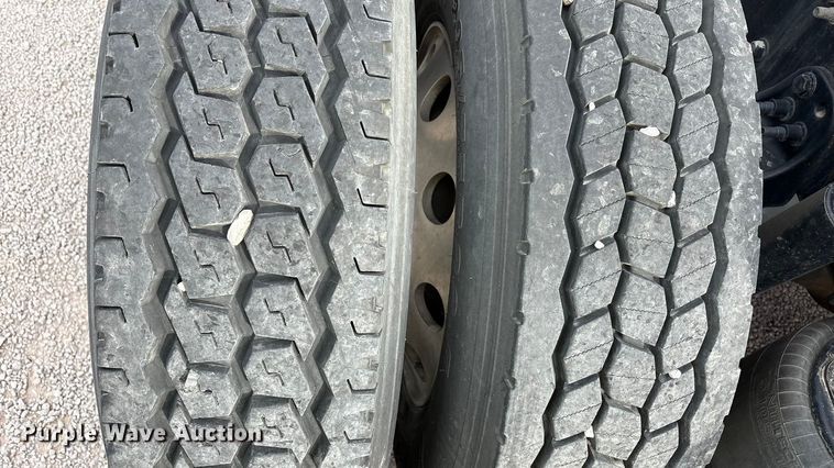 image for item YA1442 2017 Freightliner Cascadia semi truck