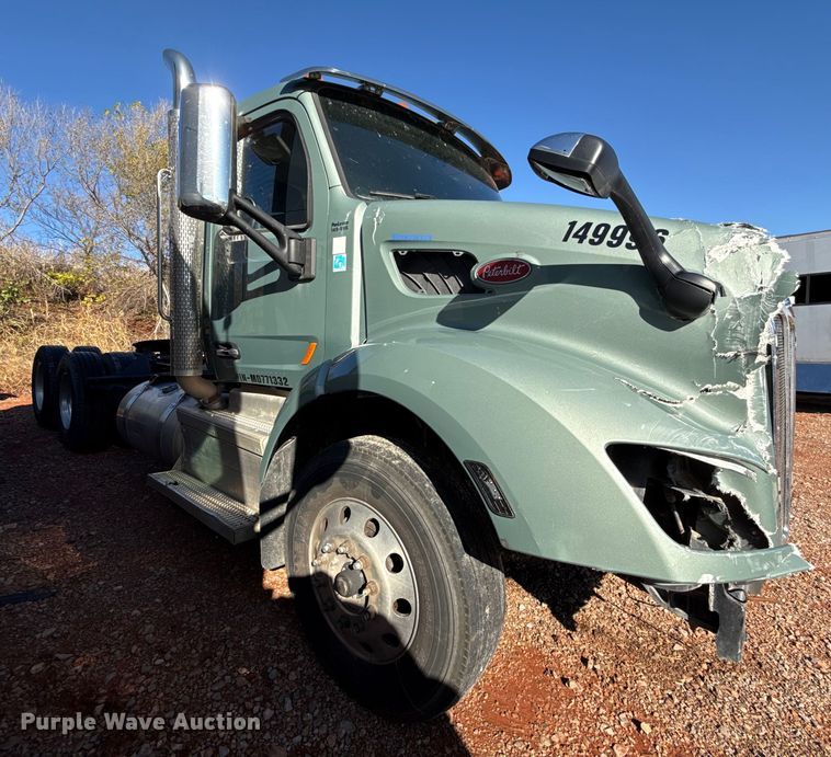 image for item YA1521 2021 Peterbilt 579 semi truck