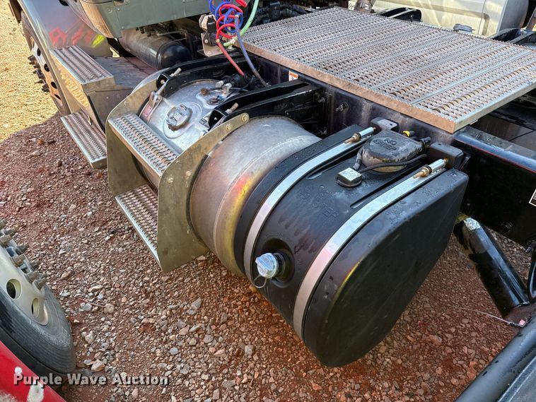 image for item YA1521 2021 Peterbilt 579 semi truck