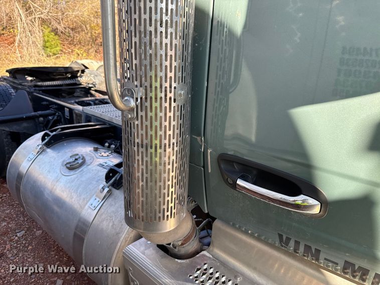 image for item YA1521 2021 Peterbilt 579 semi truck