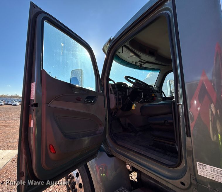 image for item YA1521 2021 Peterbilt 579 semi truck