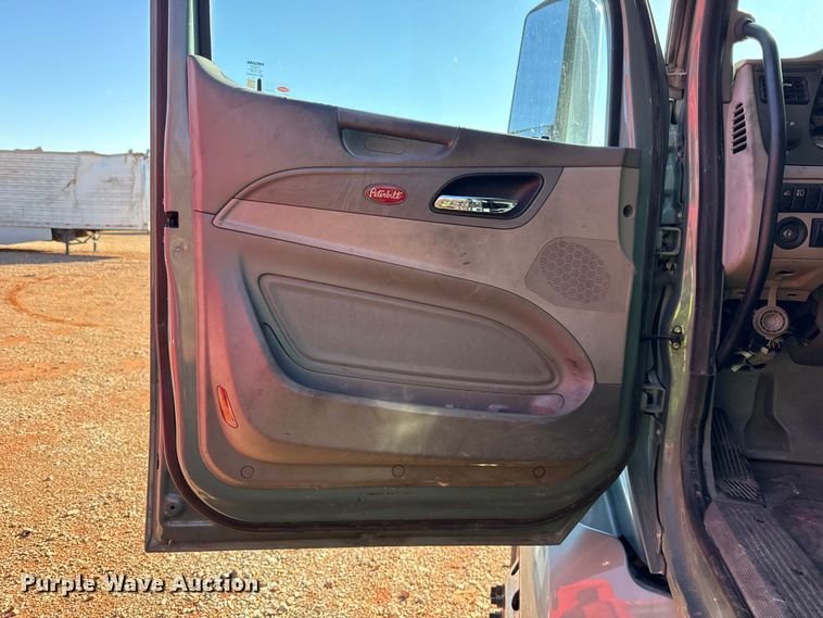 image for item YA1521 2021 Peterbilt 579 semi truck