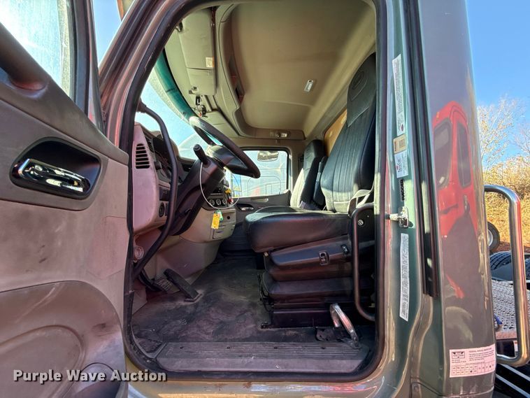 image for item YA1521 2021 Peterbilt 579 semi truck