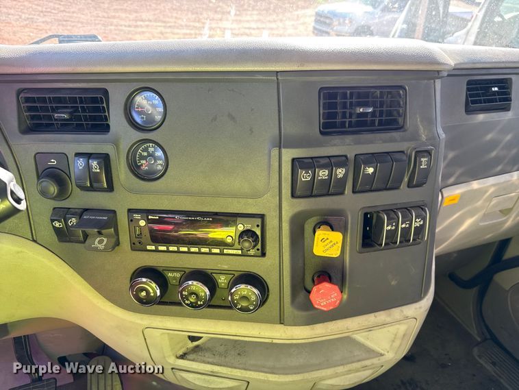 image for item YA1521 2021 Peterbilt 579 semi truck