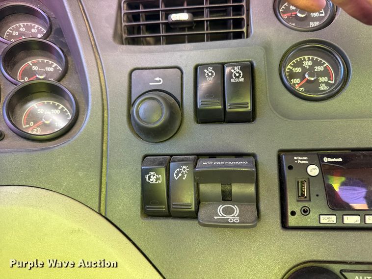 image for item YA1521 2021 Peterbilt 579 semi truck