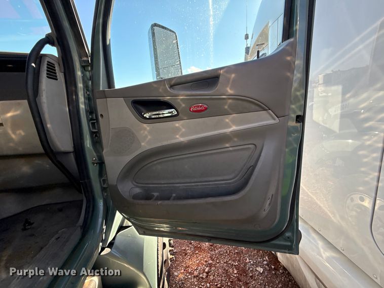 image for item YA1521 2021 Peterbilt 579 semi truck