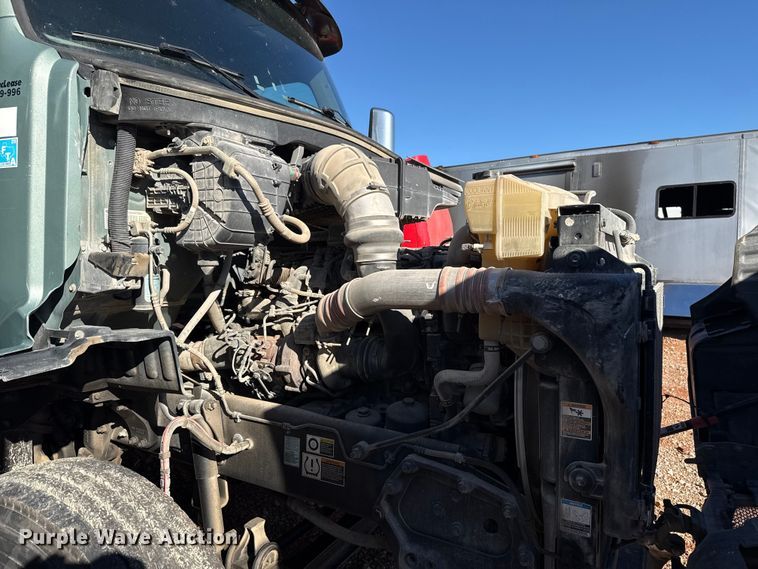 image for item YA1521 2021 Peterbilt 579 semi truck