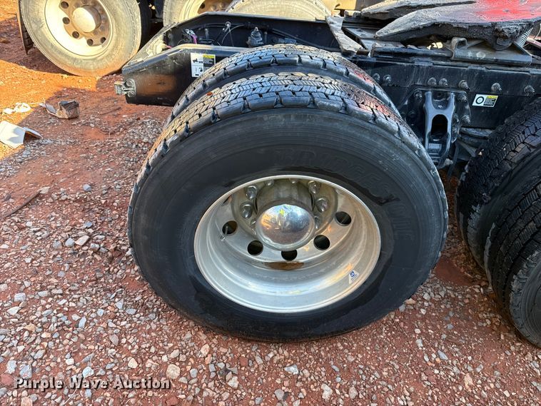 image for item YA1521 2021 Peterbilt 579 semi truck