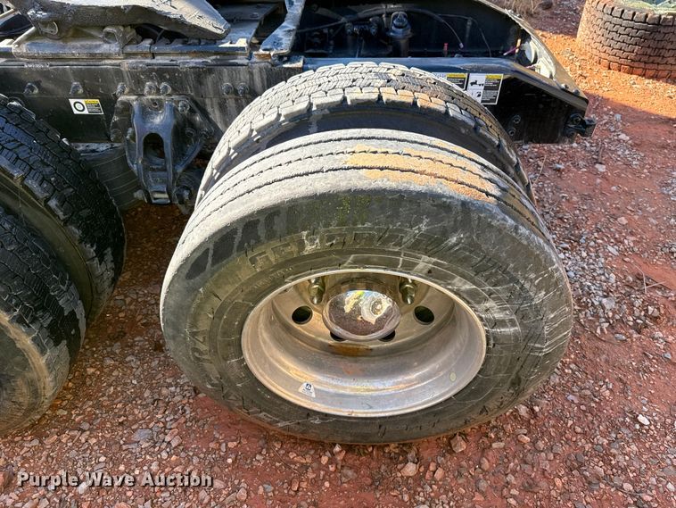 image for item YA1521 2021 Peterbilt 579 semi truck