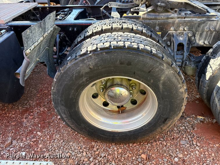 image for item YA1521 2021 Peterbilt 579 semi truck