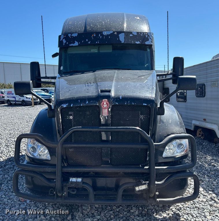 image for item YA1542 2019 Kenworth T680  semi truck