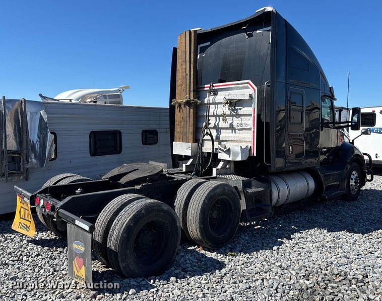 image for item YA1542 2019 Kenworth T680  semi truck