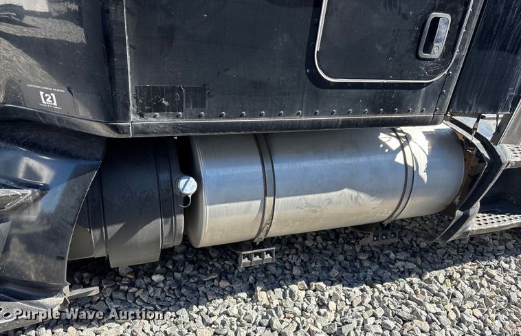 image for item YA1542 2019 Kenworth T680  semi truck