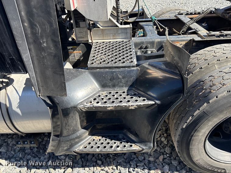 image for item YA1542 2019 Kenworth T680  semi truck