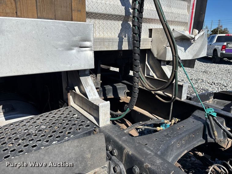 image for item YA1542 2019 Kenworth T680  semi truck