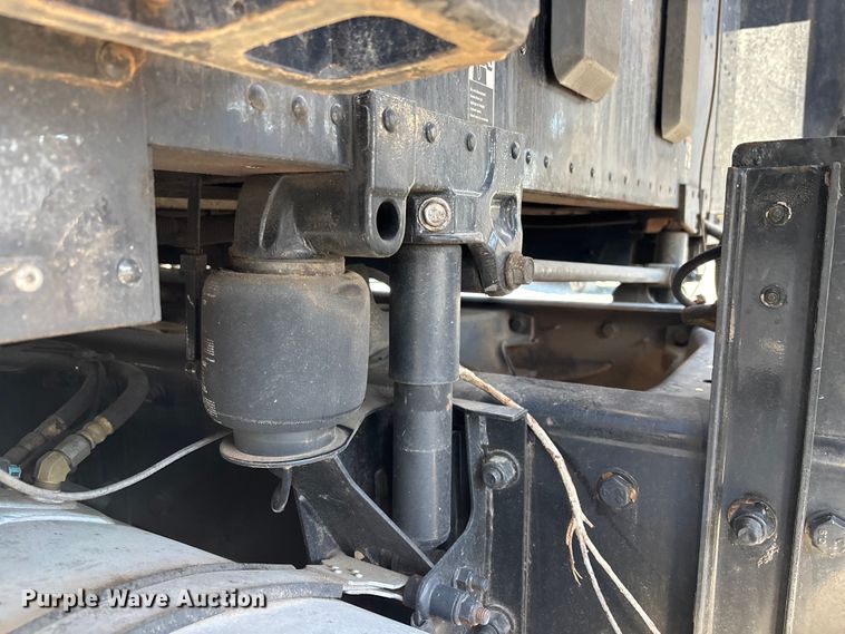 image for item YA1542 2019 Kenworth T680  semi truck