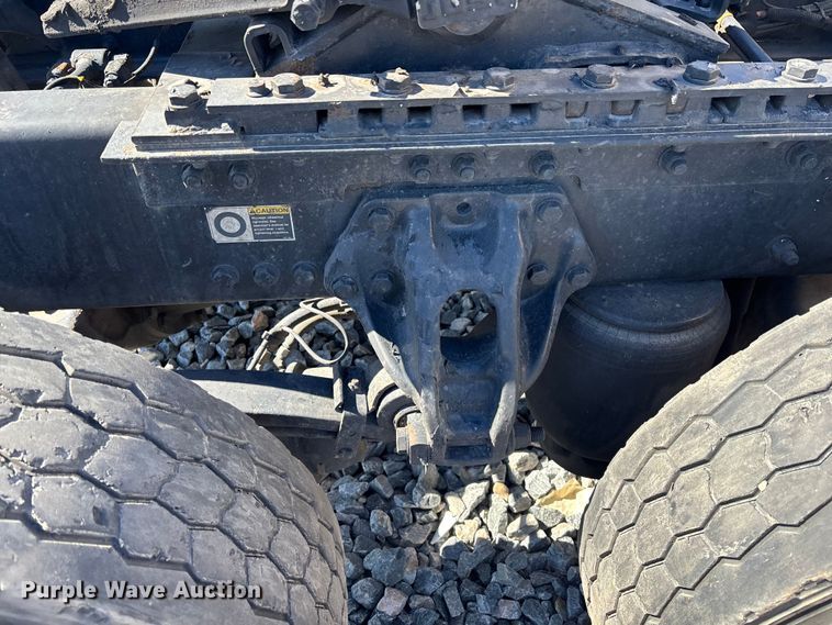 image for item YA1542 2019 Kenworth T680  semi truck