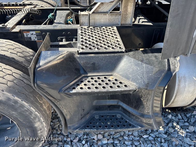 image for item YA1542 2019 Kenworth T680  semi truck