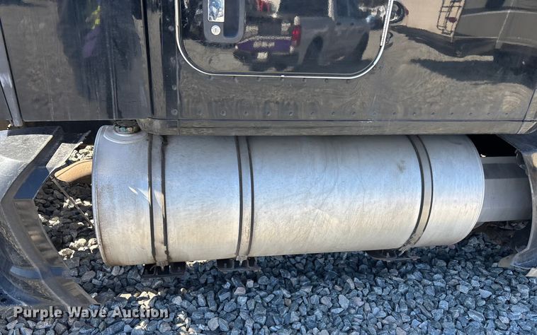 image for item YA1542 2019 Kenworth T680  semi truck