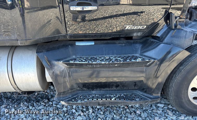 image for item YA1542 2019 Kenworth T680  semi truck